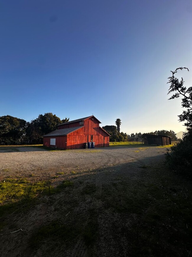 Building Photo - 3 bed 2 bath, with large barn!