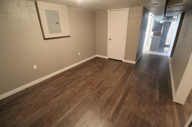 Building Photo - 1308 E Lacrosse Ave