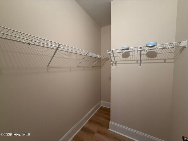 Building Photo - 300 Mashie Ct