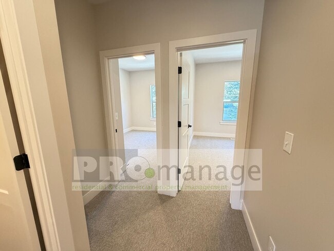 Building Photo - Beautiful 3 Bed / 2.5 Bath Townhome in Car...