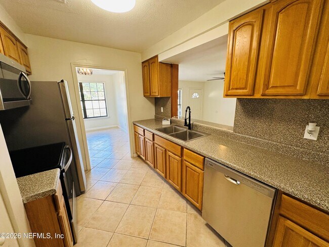 Building Photo - 1904 Delaroche Dr W