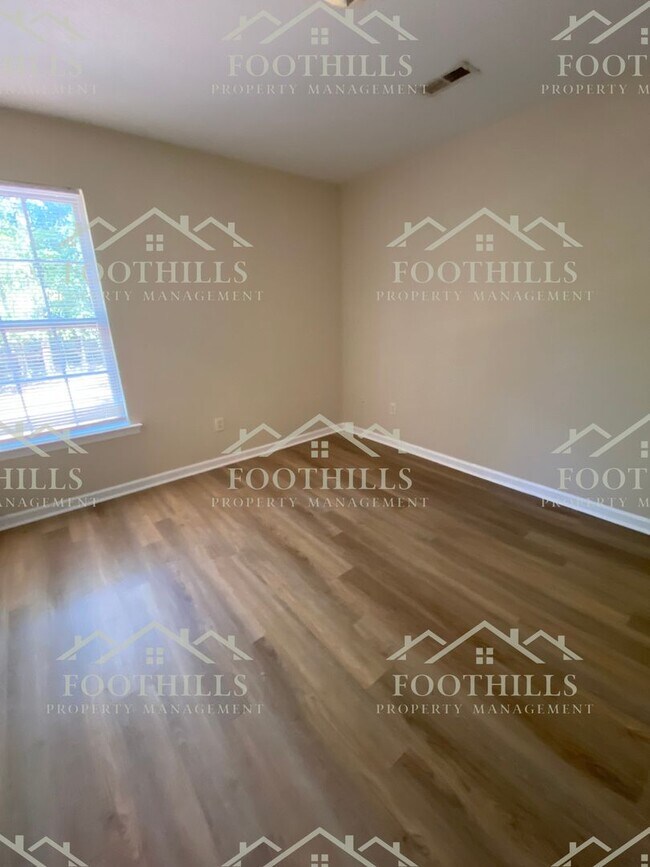 Building Photo - Single Family Home with Attached Garage