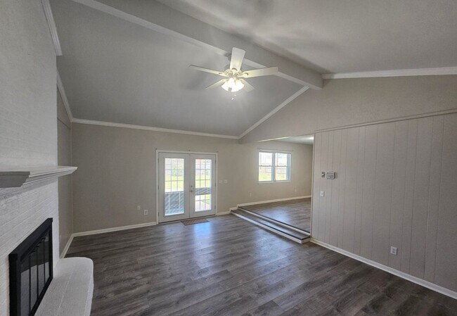 Building Photo - Adorable move-in ready home 3 bedroom 2 bath