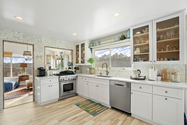 Building Photo - 6363 ZUMIREZ Dr