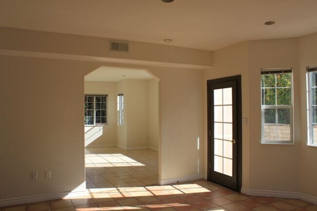 Building Photo - 4527 Hollister Ave