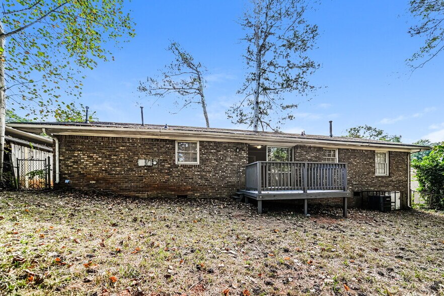Building Photo - 2107 Hilton Dr