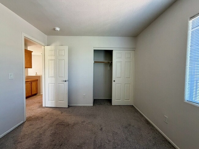 Building Photo - GATED 3 BED 2.5 BATH 1 CAR GARAGE SINGLE FAMILY HOME WITH COMMUNITY POOL