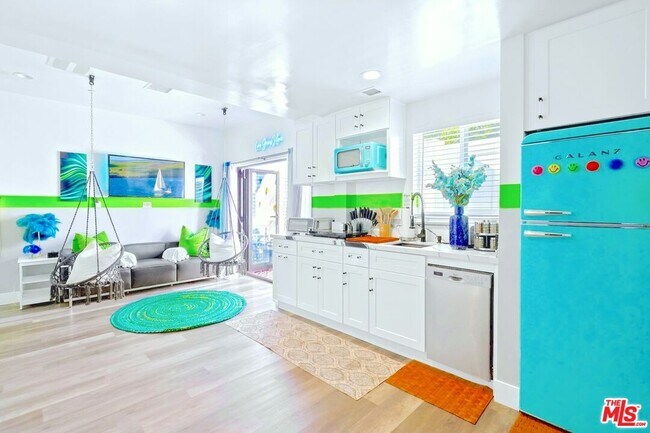 Building Photo - 5853 Vineland Ave