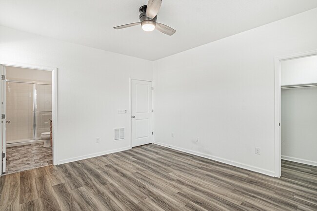 Building Photo - 1047 Oak Cir