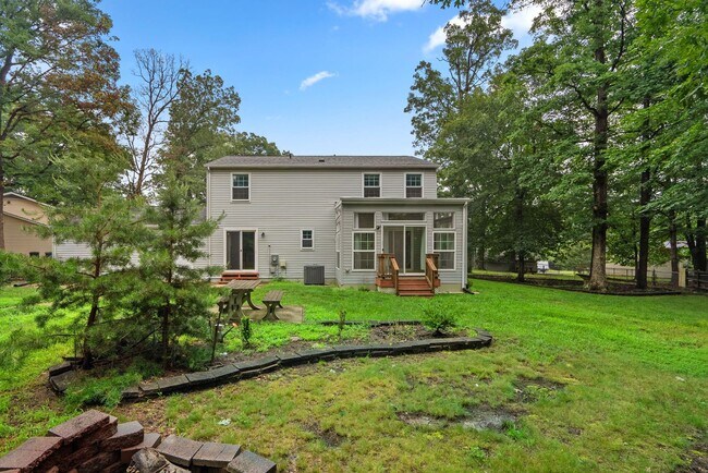 Building Photo - 4 Bedroom, 2.5 Bath Single Family Home in ...