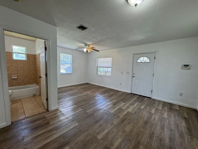 Building Photo - Charming 3 bedroom, 2 bath Florida Cracker-style home in Lake City