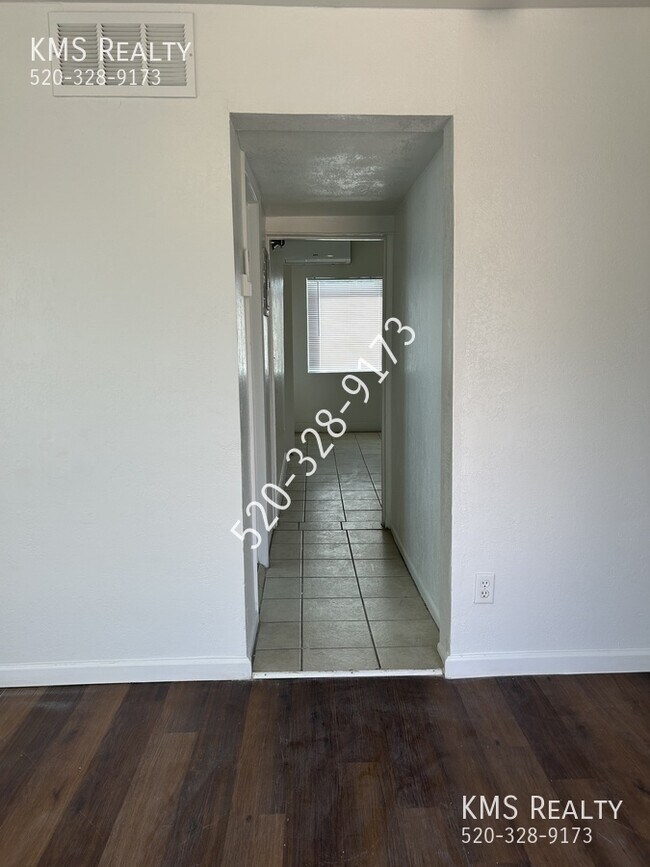 Building Photo - 757 E Pastime Rd