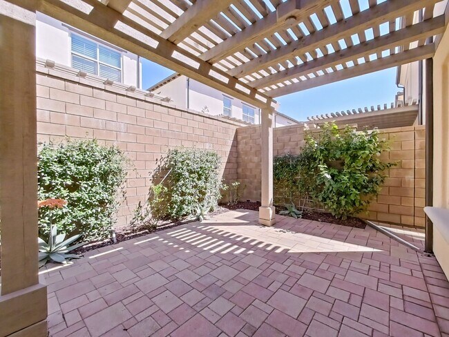 Building Photo - Desirable 3 bedroom Townhouse in the heart...