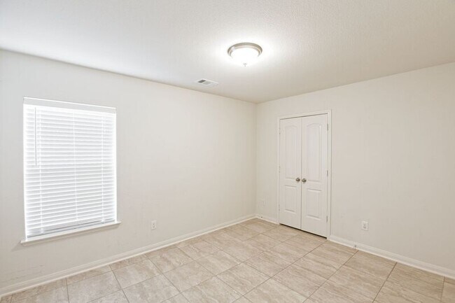 Building Photo - 1829 Persimmon Dr