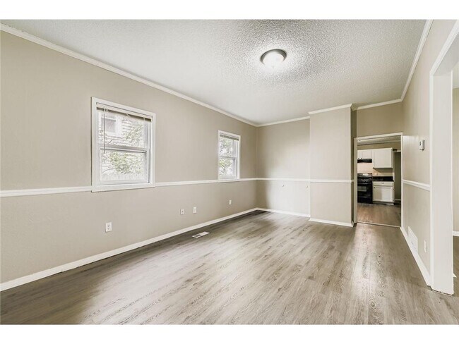 Building Photo - 707 Jenks Ave E