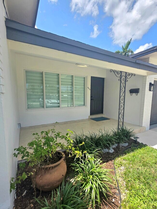 Building Photo - 806 N 31st Ct