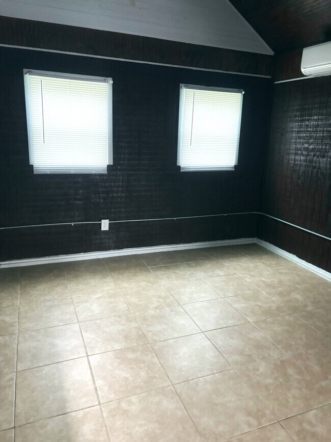 Building Photo - 82 Oliver Dr