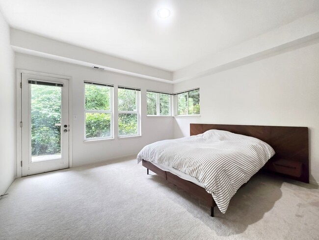 Building Photo - Spacious 3-Bed, 3-Bath Home with Lower Level Bedrooms, Patio, and Garage Near Factoria Mall & Dow...