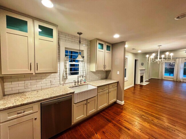 Building Photo - Updated 3 BR/ 2 BA home on Roseland Drive ...