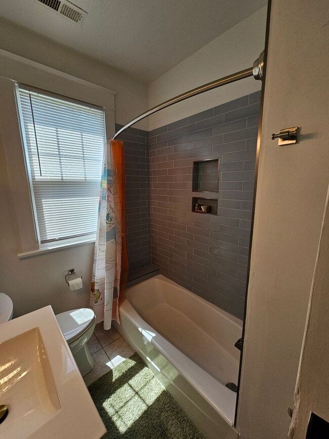 Building Photo - 3BR/1.5 BA Single-Story Home - Large Yard ...