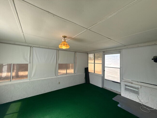 Building Photo - Beautiful 2 bedroom home with fenced in backyard
