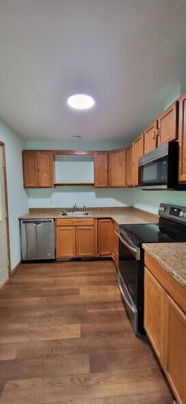 Building Photo - 45 Laurel Hollow Rd