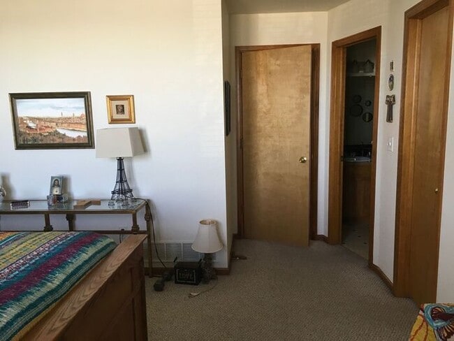 Building Photo - Beautiful 3 bedroom, 2.5 bath Townhome wit...