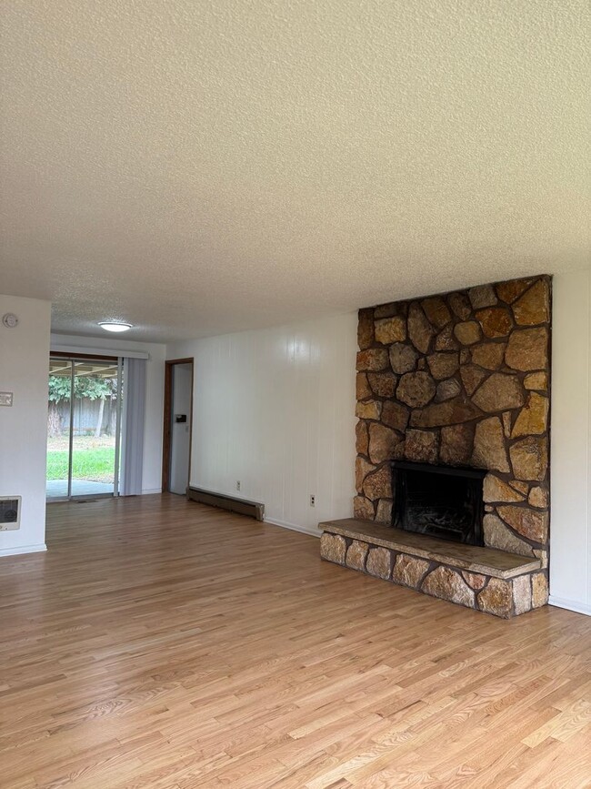 Building Photo - Great location in Milwaukie, OR! 3 bedroom 1 bath home with a large yard!
