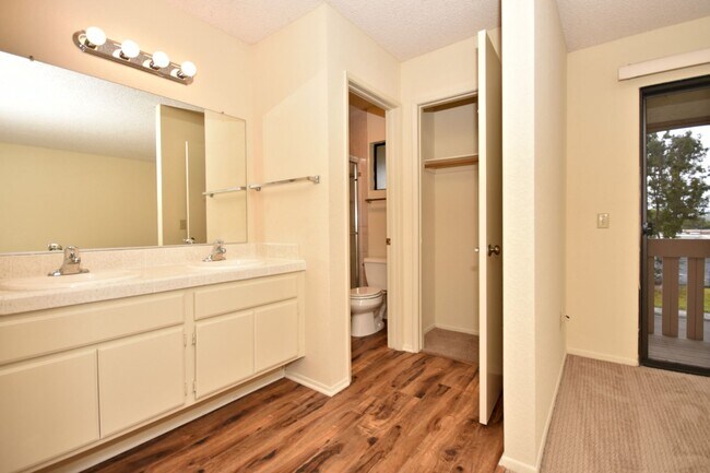 Building Photo - 3 Bed 2 Story Townhome in Tanglewood Community!