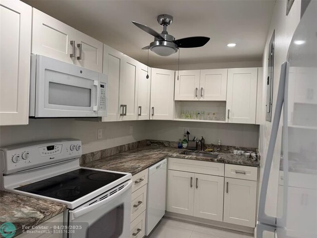 Primary Photo - 3000 Riomar St