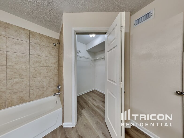 Building Photo - 3259 Jorns St