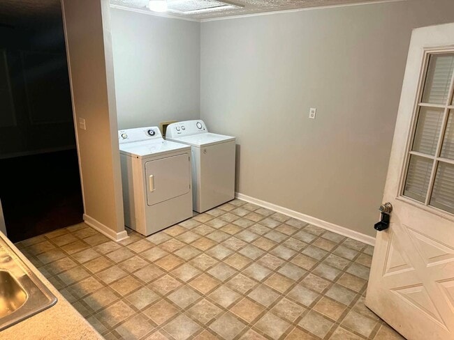 Building Photo - Oak Ridge 37830 - 2 bedroom 1 bath apartment - Contact Lisa Vineyard or Shannon Russell (865) 216...
