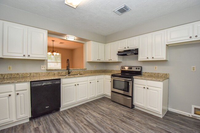 Building Photo - LARGE RECENTLY REMODELED 4 BEDROOM 2.5 BAT...