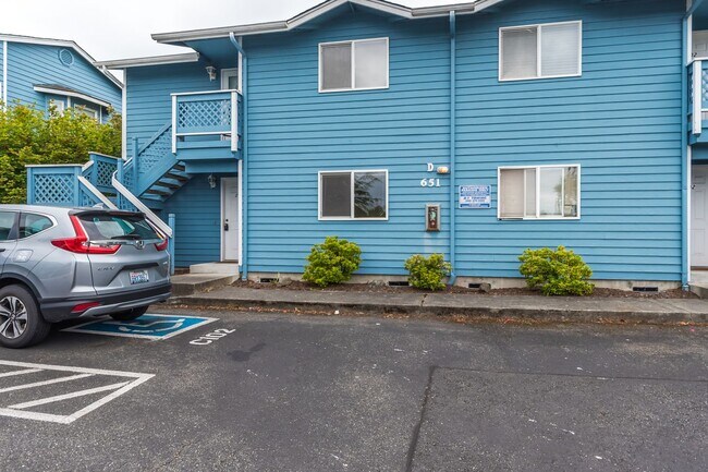 Building Photo - 2-Bedroom 1st Floor Park Place Condo - Wat...