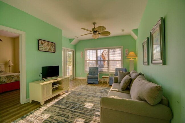 Building Photo - 5BR, 4BA Townhome - Pet Friendly with Beac...