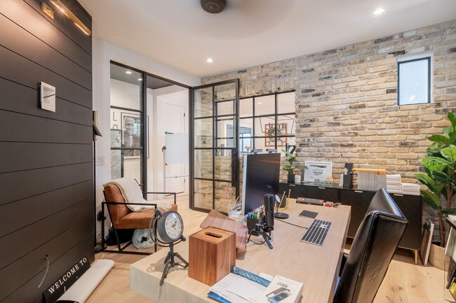 Building Photo - 3852 E Comstock Dr