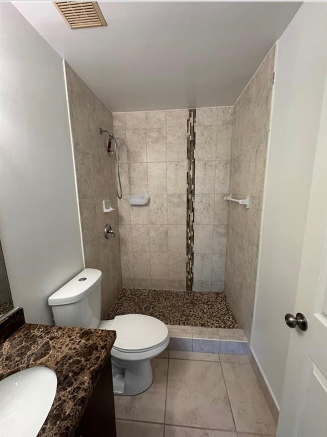 Building Photo - 445 Lakeview Dr