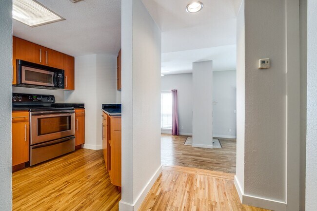 Building Photo - Adorable 1 bedroom 1 bath condo with spaci...