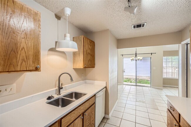 Building Photo - Cozy Single Story!!