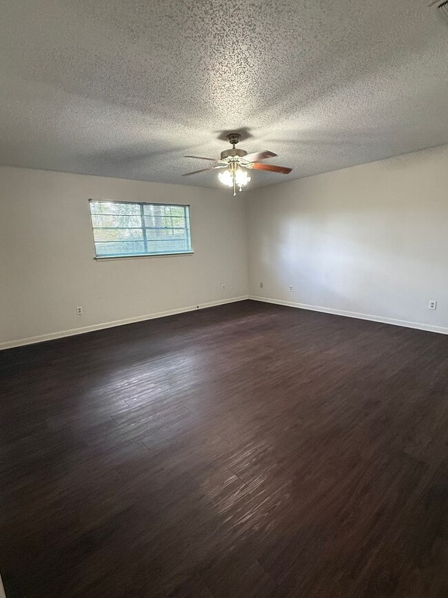 Building Photo - Large 3 Bedroom 2 Bath in PTISD