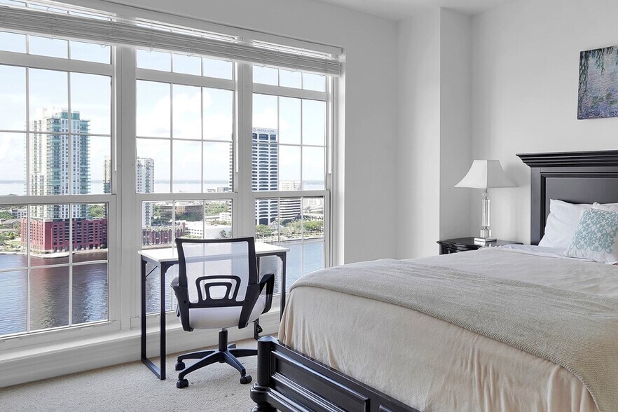 Building Photo - 400 E Bay St