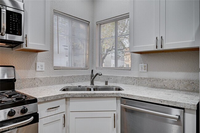 Building Photo - 75 N Valle Verde Dr