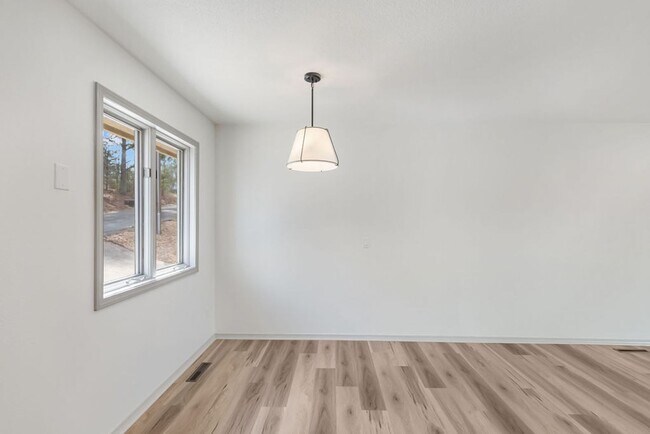 Building Photo - 39 Salen Ln