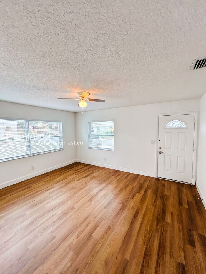 Building Photo - 2070 Loma Linda Way N