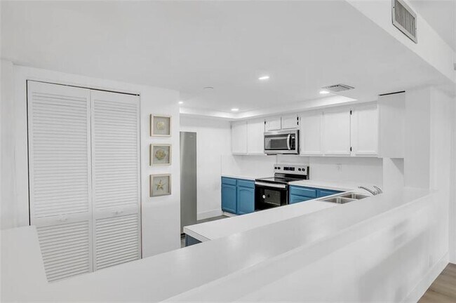Building Photo - 3200 Port Royale Dr S