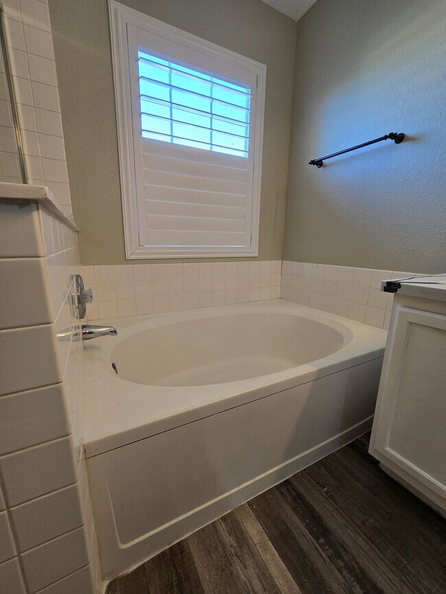 Building Photo - A Fabulous 4 Bedroom Home in Peccole Ranch