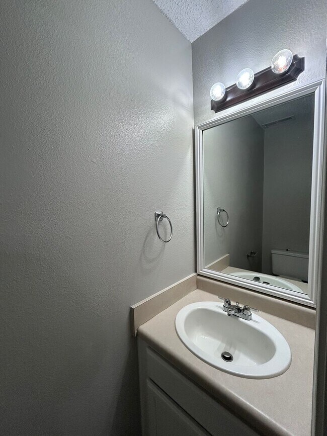 Building Photo - 3403 SW Victoria Pl