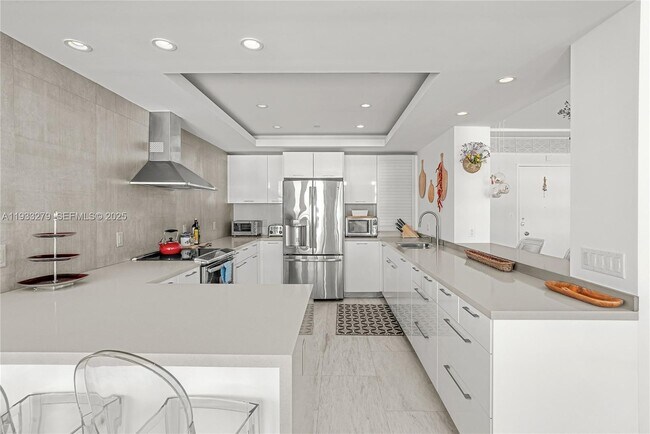 Building Photo - 5055 Collins Ave