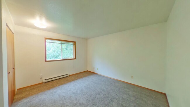 Building Photo - 2 Bed with Carport! Walk to MSU! Pet Frien...