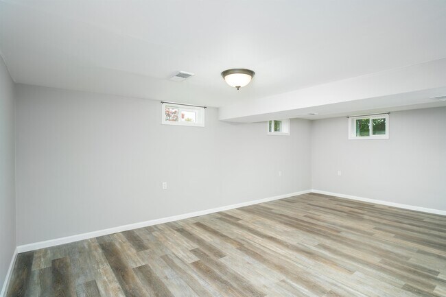 Building Photo - 506 N Ann St